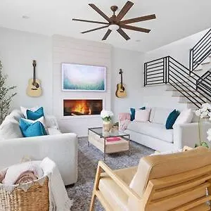  Holiday home The Jolene - 10 Beds And Cozy Rooftop W Fire Pit